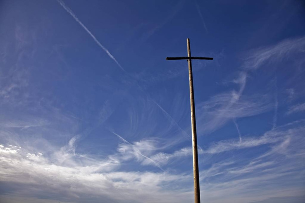 Крест на горе Фегенхорн перед облачным небом, Шварцвальд, Гельзенберг, Германия, Европа
 - Фото, изображение