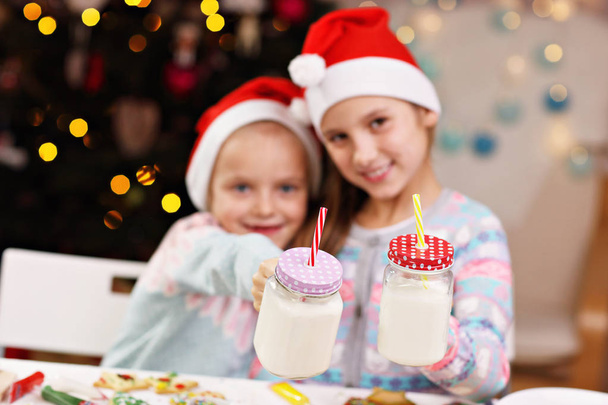 Boldog little sisters készül karácsonyi keksz - Fotó, kép