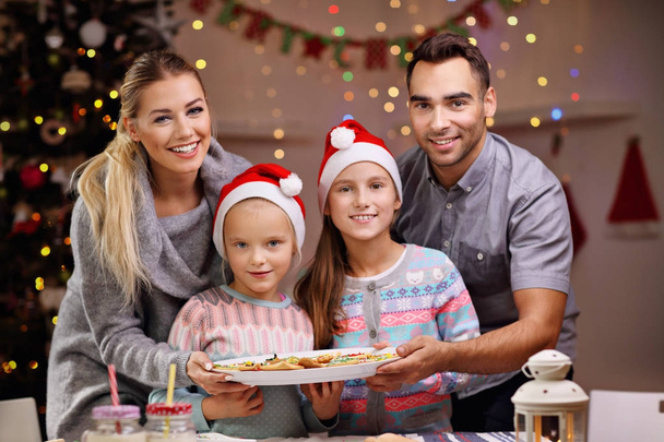 Bonne famille préparant des biscuits de Noël
 - Photo, image