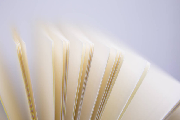 Um belo close-up de um caderno em branco em capas verdes. Profundidade rasa da foto de campo
. - Foto, Imagem