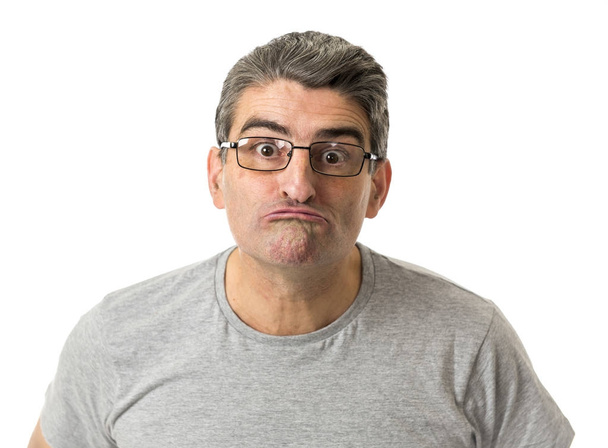 retrato de 40 raro y nerd hombre en gafas en ridículo alféizar
 - Foto, imagen