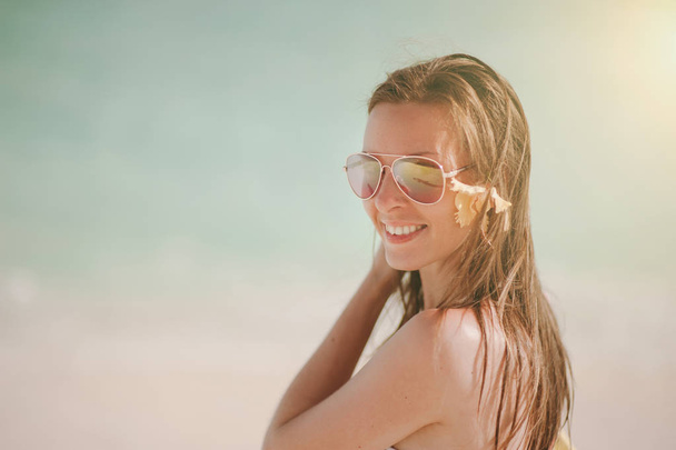 美しいヨーロッパ笑顔幸せな女空撮からインド洋のモルディブのビーチでサングラス。地球上の楽園の作品。休暇のための良い選択. - 写真・画像