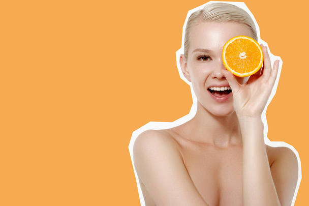 Chica sonriente con frutas frescas. Belleza modelo toma jugosas naranjas. Chica alegre con pecas. El concepto de una dieta saludable. Maquillaje profesional. Rebanada naranja
 - Foto, imagen