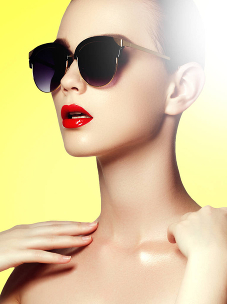 Moda ve güzellik. Mayo altın güneş gözlüklü seksi kadın - Fotoğraf, Görsel