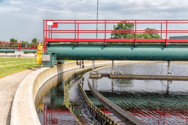 Águas residuais no tanque de sedimentação secundário da estação de tratamento de águas residuais
 - Foto, Imagem