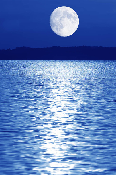 Zeneszerzés Hold Németország, Bajorország, Chiemsee-tó, Európa felett - Fotó, kép