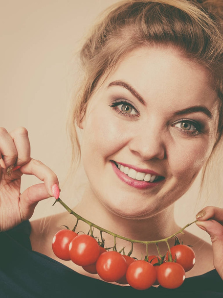 Woman holding fresh cherry tomatoes - Foto, afbeelding