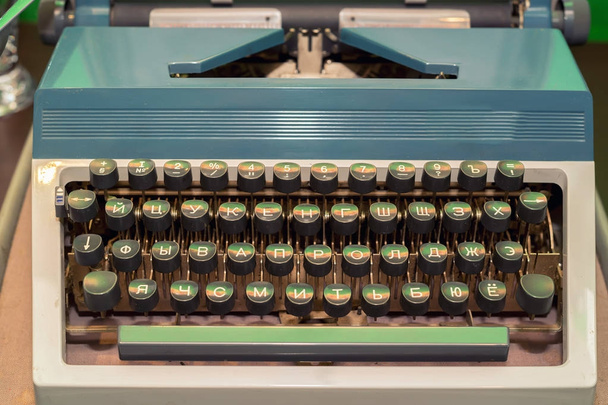 Velha máquina de escrever vintage com fonte cirílica
 - Foto, Imagem