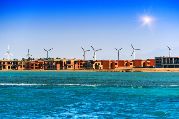 molinos de viento en la orilla del mar
 - Foto, Imagen
