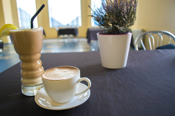 A cup of coffee in a cafe with a blurred background. - Foto, Bild