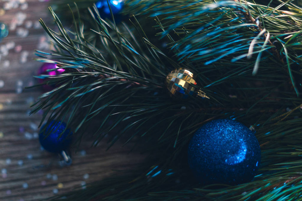 Decoraciones de Navidad sobre un fondo de madera con árboles de Navidad
. - Foto, Imagen