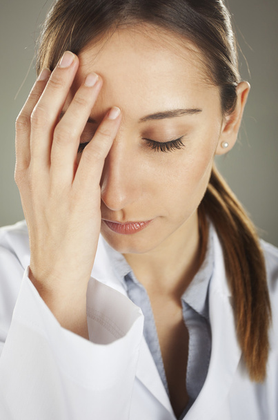 ιατρική γυναίκα με πονοκέφαλο στο νοσοκομείο - Φωτογραφία, εικόνα