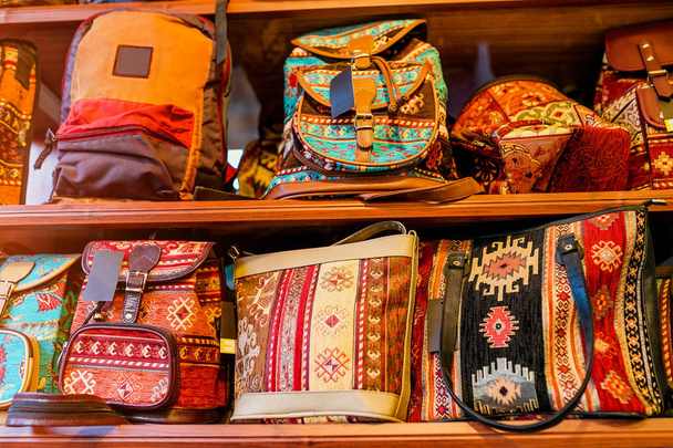 kumaş Bayan el çantaları etno geleneksel desenleri giyim mağazası, moda aksesuarları ile - Fotoğraf, Görsel