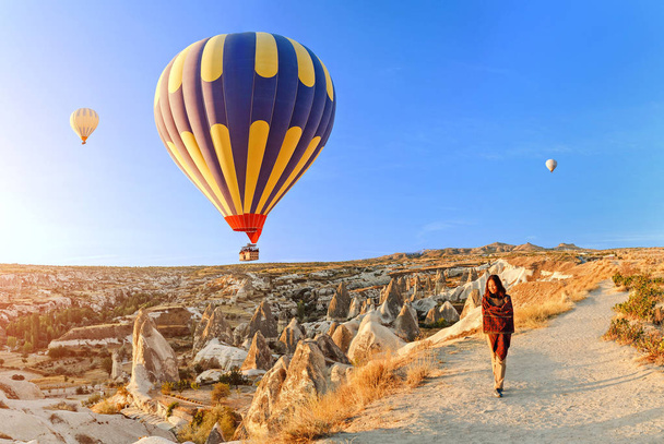 Bir turist kız harika manzarayı gündoğumu ve Kapadokya balon dağın tepesinde. Türkiye'de kavram mutlu seyahat - Fotoğraf, Görsel
