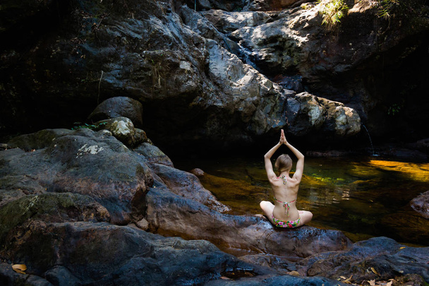 Sesji jogi przez wodospad na Koh Chang - Zdjęcie, obraz