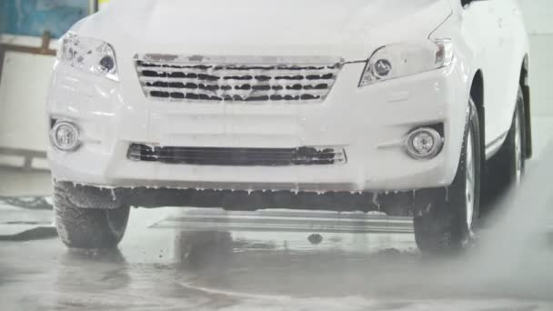 Autó - egy Suv autó a szappanhab - mosás autószerviz - Felvétel, videó