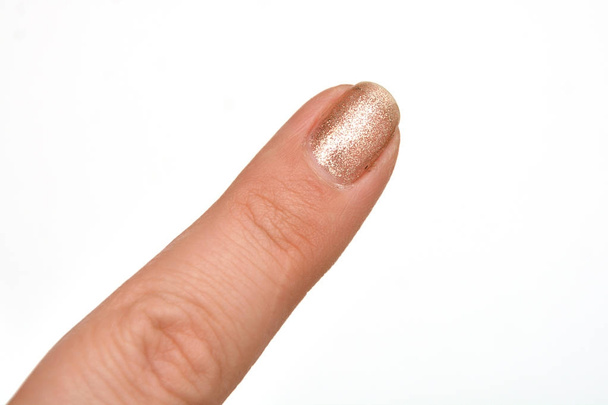 cutículas no dedo feminino isolado no fundo branco
 - Foto, Imagem