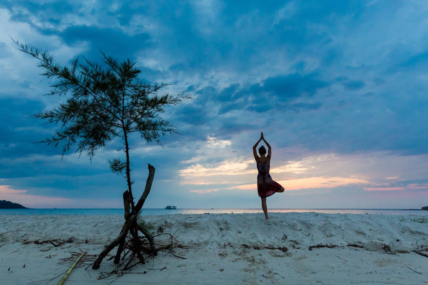 Yoga sulla spiaggia tropicale della Thailandia
 - Foto, immagini