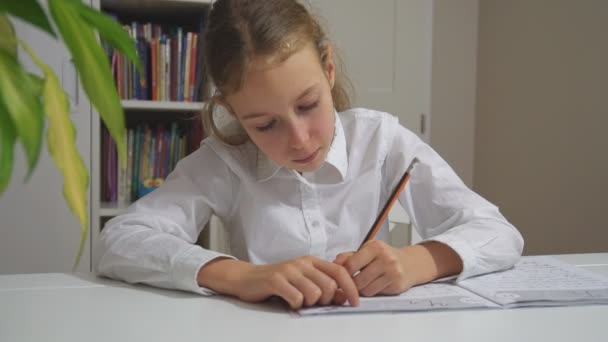 Little girl is doing homework at home. - Video, Çekim