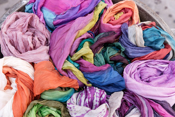 Много красочных шарфов для продажи на рынке
 - Фото, изображение