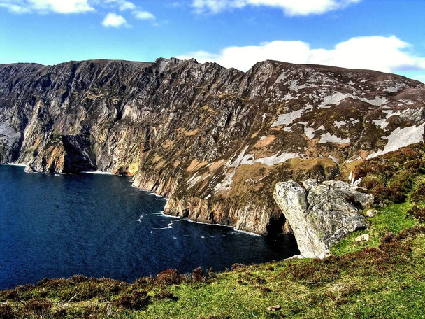 Sliabh Liag, někdy Slieve League nebo Slieve Liag je hora na Atlantické pobřeží County Donegal, Irsko. 601 metrů (1,972 ft) má jedny z nejvyšších útesy v Irsku. - Fotografie, Obrázek