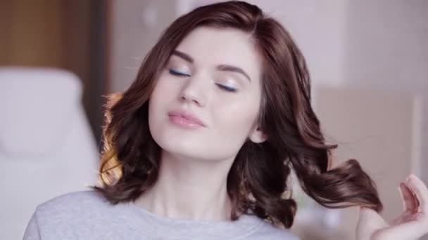 Closeup of beautiful brunette girl posing and smiling - Video, Çekim
