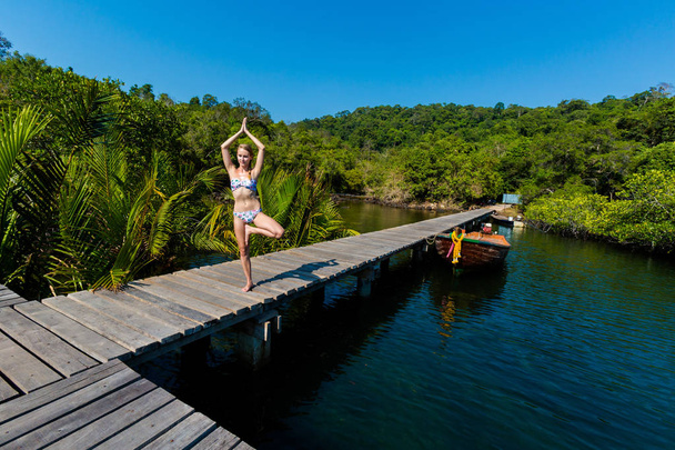 Yoga tropical em Koh Kood Tailândia
 - Foto, Imagem