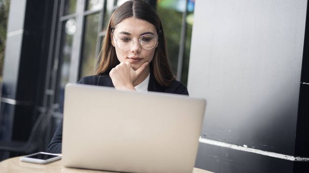 Young woman using laptop computer - Zdjęcie, obraz