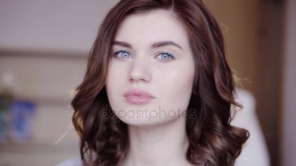 Closeup of beautiful brunette girl looking and smiling - Video, Çekim
