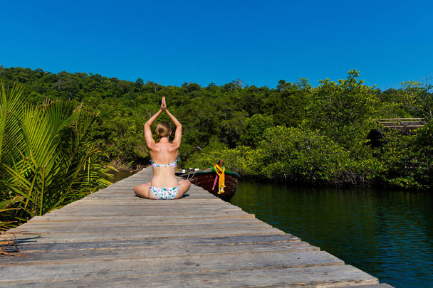 tropisches Yoga auf koh kood thailand - Foto, Bild