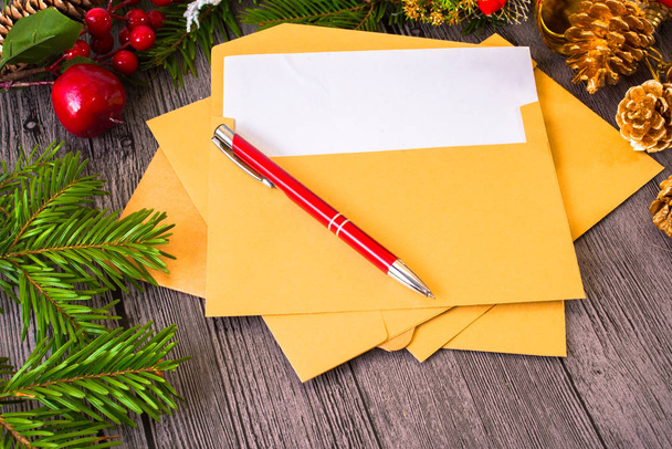 cartes pour les voeux de Noël. Enveloppes avec lettres, cadeaux, Ch
 - Photo, image