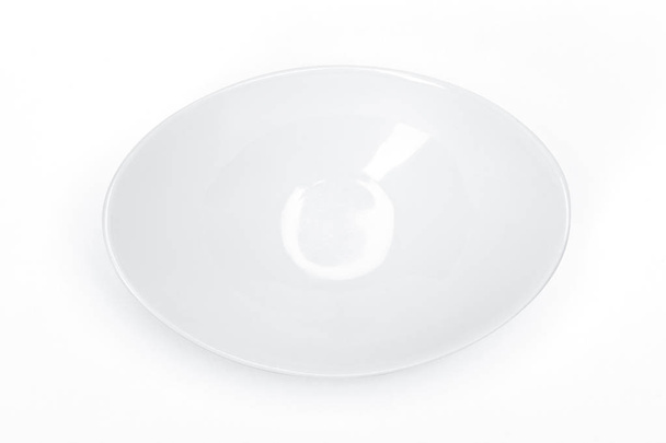 prázdná šablona porcelánové nádobí pro váš design, bílé keramické talíře pro šálek bílého pozadí - Fotografie, Obrázek