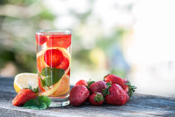 A glass of  detox water. Strawberry, lemon and mint with cool cl - Fotografie, Obrázek