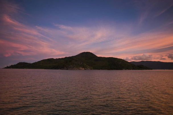 Günbatımı Sainte Anne Adası arkasında - Fotoğraf, Görsel