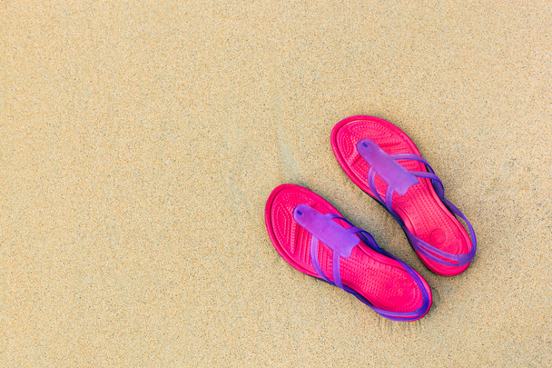 Sandalias en la playa - imagen conceptual
 - Foto, Imagen