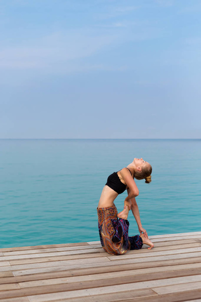 Zomer yoga sessie in Thailand - Foto, afbeelding