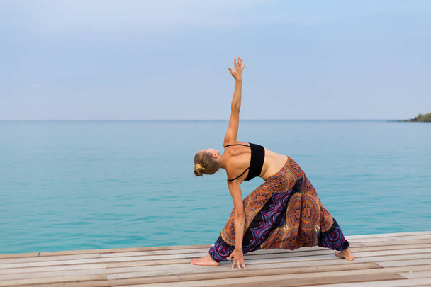 Séance de yoga d'été en Thaïlande
 - Photo, image