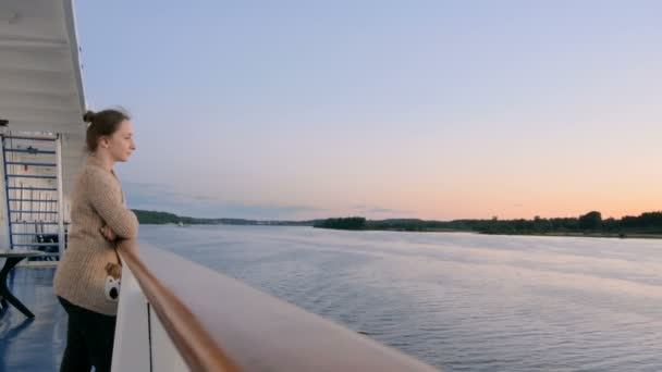 Gün batımından sonra manzara cruise gemi güverte üzerinden hayran kadın - Video, Çekim