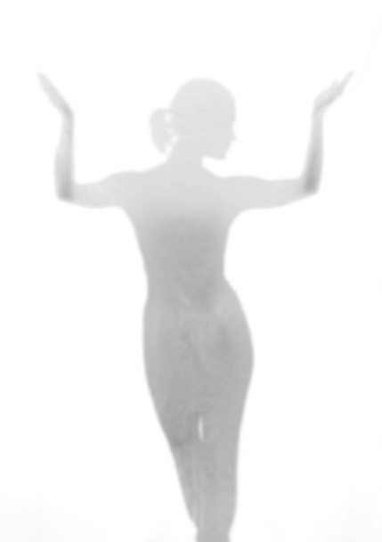 mulher atrás de papel alumínio
 - Foto, Imagem