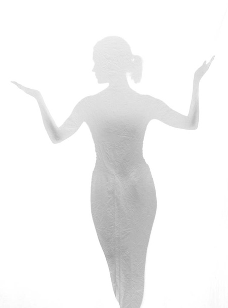 mujer detrás de papel de aluminio
 - Foto, imagen