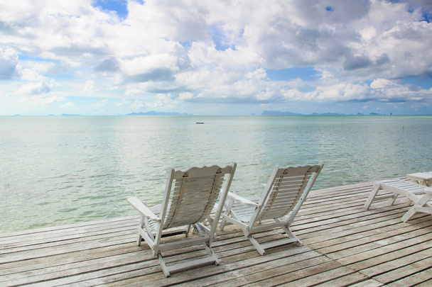 Chaises de plage blanches avec mer bleue et ciel
 - Photo, image