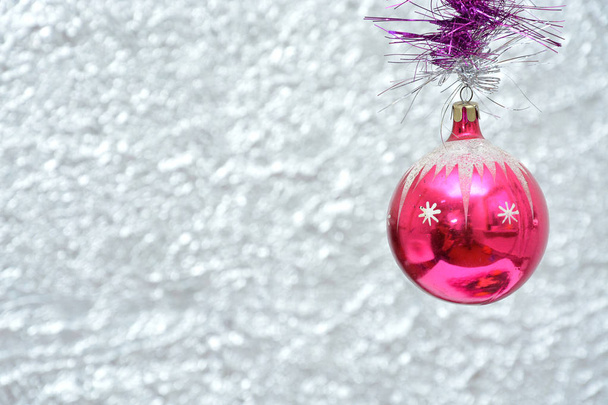 Χριστουγεννιάτικο δέντρο παιχνίδια σε κόκκινο χαρτοπετσέτα. Μανταρίνια και κεριά στο τραπέζι. Ένα κλαδί δέντρου-γούνα και φρούτα σε ένα πρωτοχρονιάτικο τραπέζι. - Φωτογραφία, εικόνα