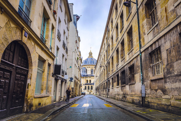 Παραδοσιακή αρχιτεκτονική των κτιρίων κατοικιών. Παρίσι - Γαλλία. - Φωτογραφία, εικόνα