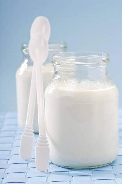 Yoghurt in glass jars - Foto, Imagen