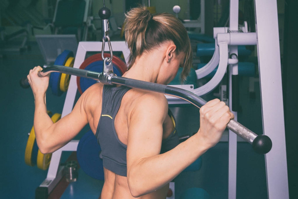 Ξανθιά Γυμναστήριο γυναίκα σε αθλητικά είδη με το τέλειο σώμα, θέτοντας σε t - Φωτογραφία, εικόνα