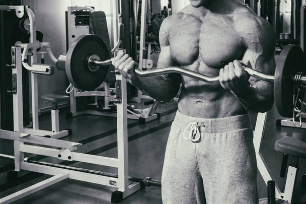 Brutaali vahva urheilullinen miehet pumppaavat lihaksia workout kehonrakennus
 - Valokuva, kuva