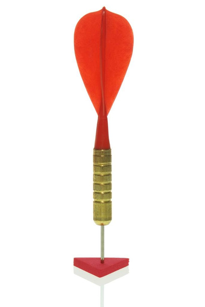 Красный дротик застрял в красном треугольнике
 - Фото, изображение