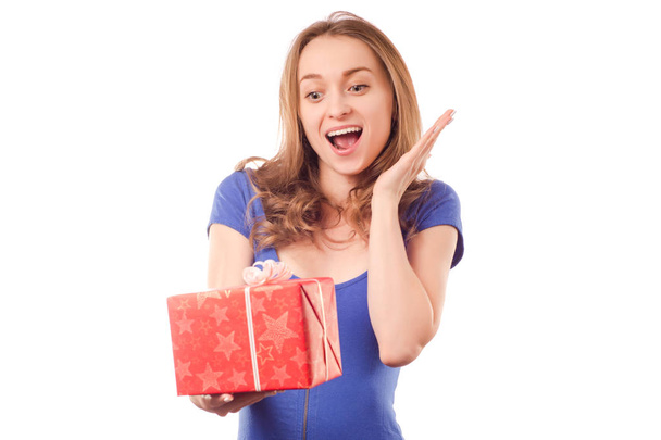 Young beautiful woman in hands holding a holiday gift - Foto, imagen