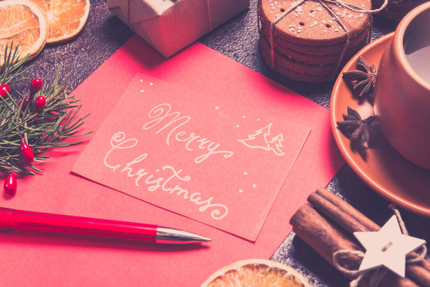 Composición navideña sobre fondo marrón con Feliz Navidad
 - Foto, imagen