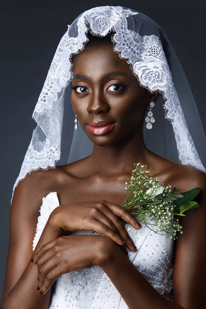 Beautiful african girl with veil hat - Foto, afbeelding